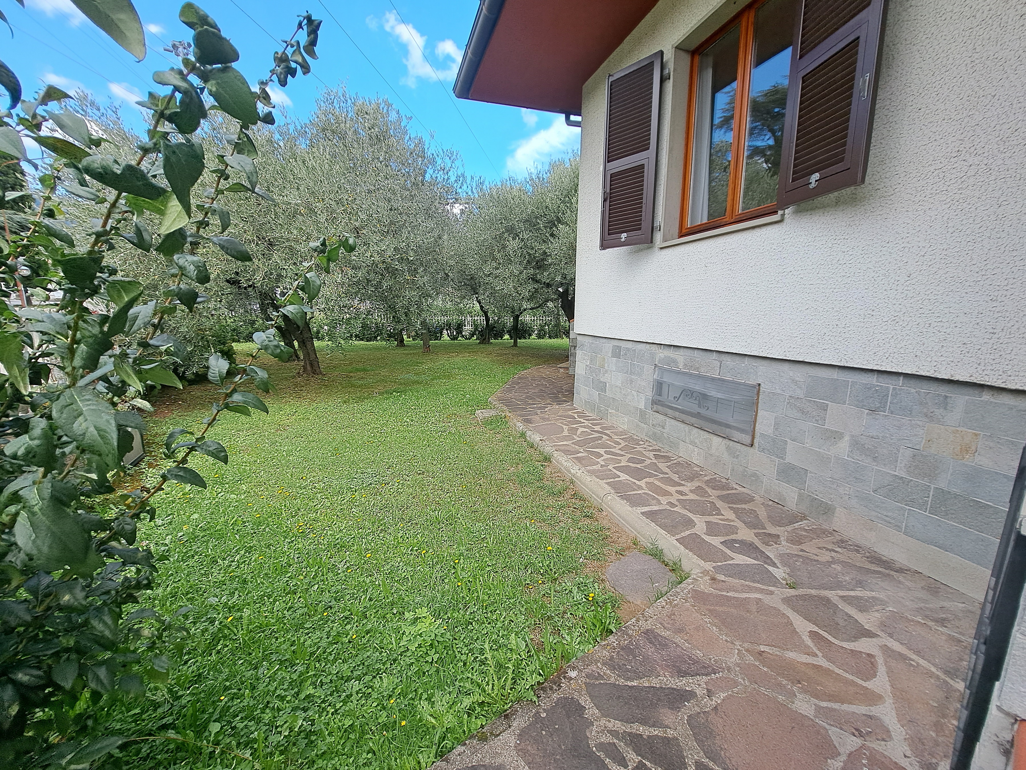 villetta centrale con giardino