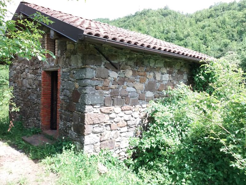 Pontremoli: Rustico con 4 ettari di terreno