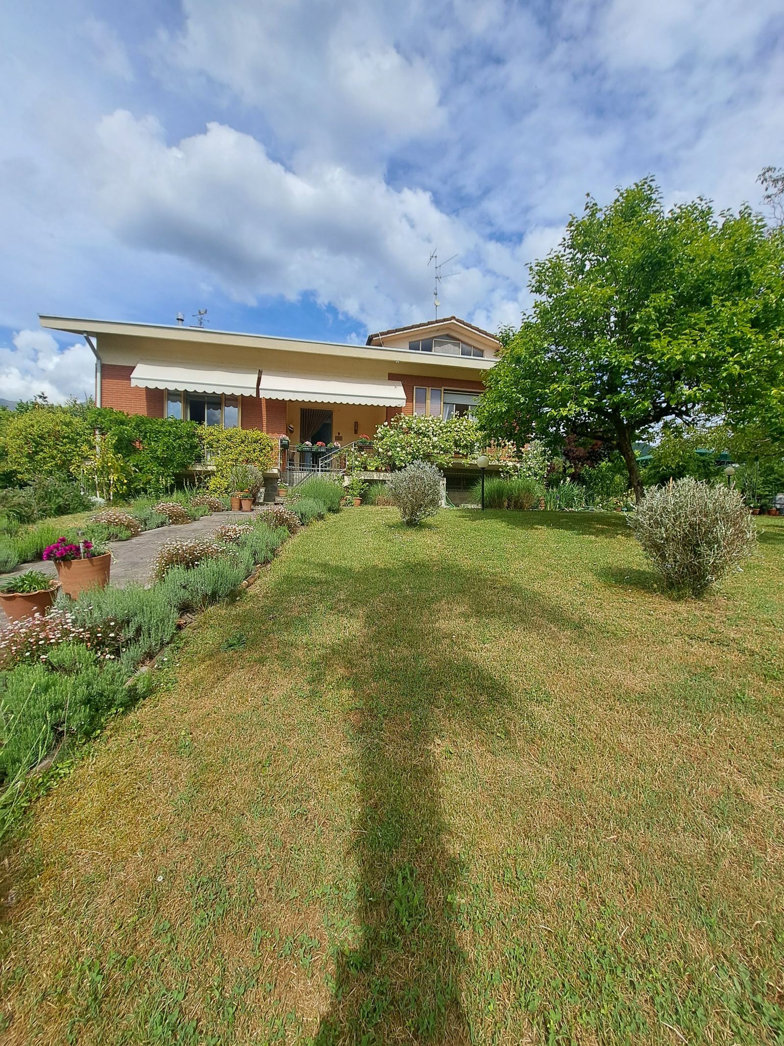 Bagnone: Villa con parco e laghetto