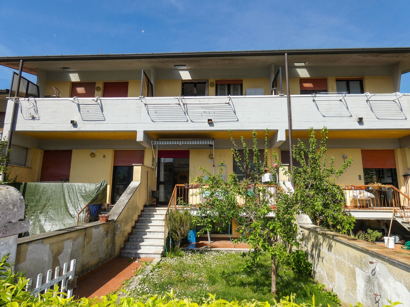Pontremoli: semindipendente con giardino e garage