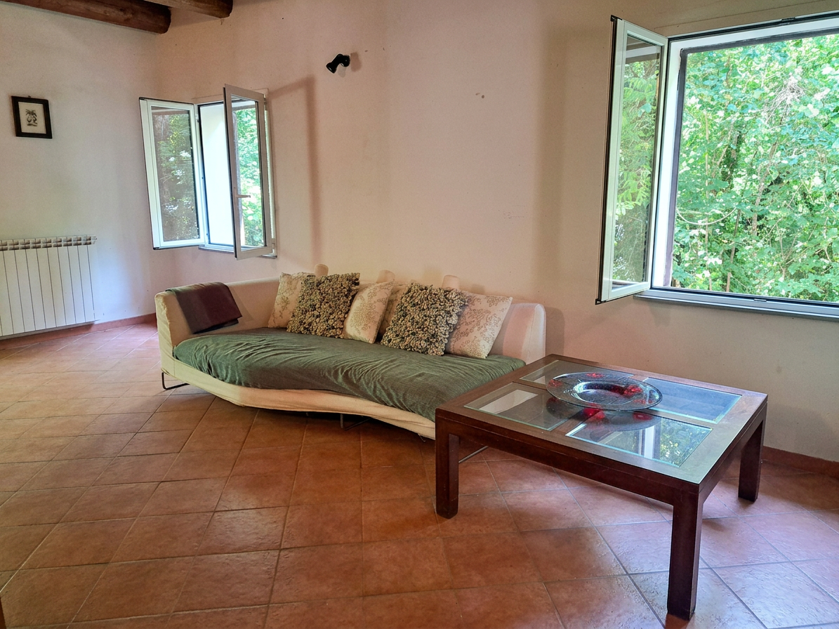 Casa indipendente con 3 appartamenti
