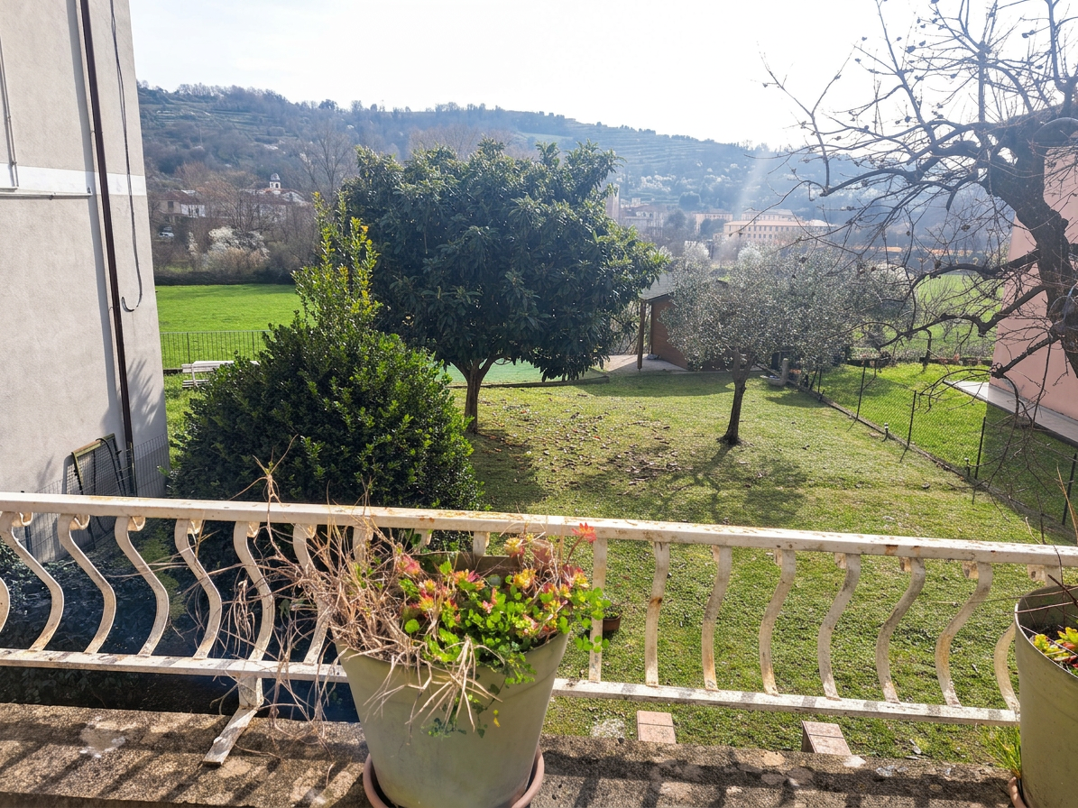 Pontremoli: Ingresso indipendente e giardino