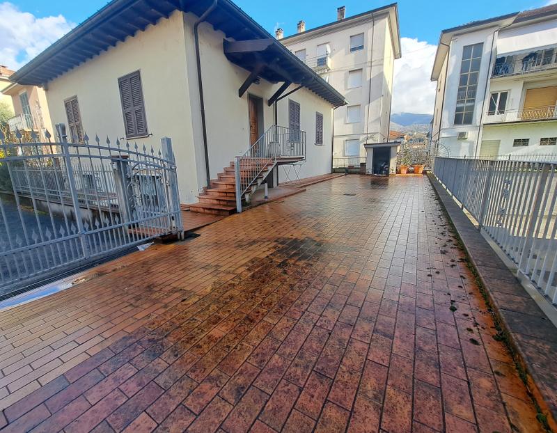 Pontremoli: Villa indipendente con corte