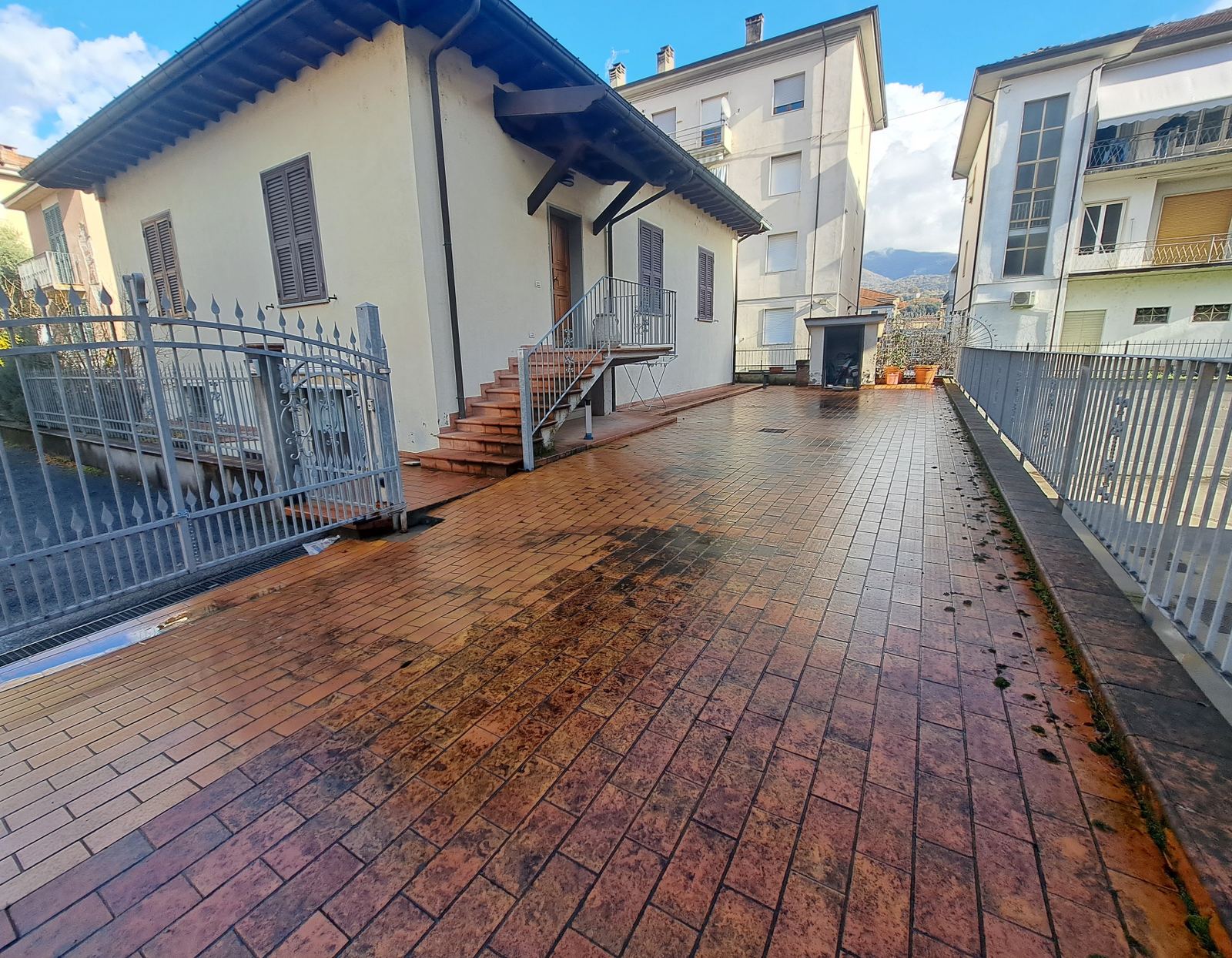 Pontremoli: Villa indipendente con corte